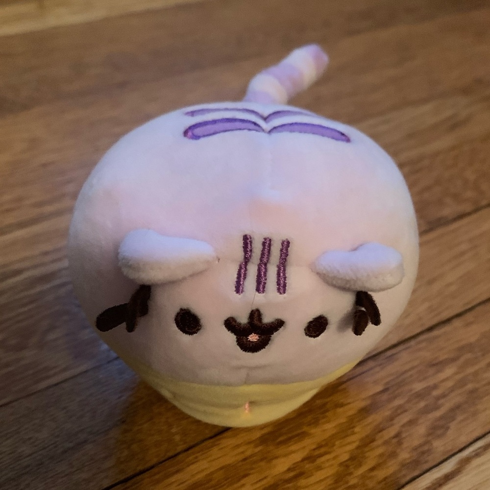 Mini Pusheen cupcake purple